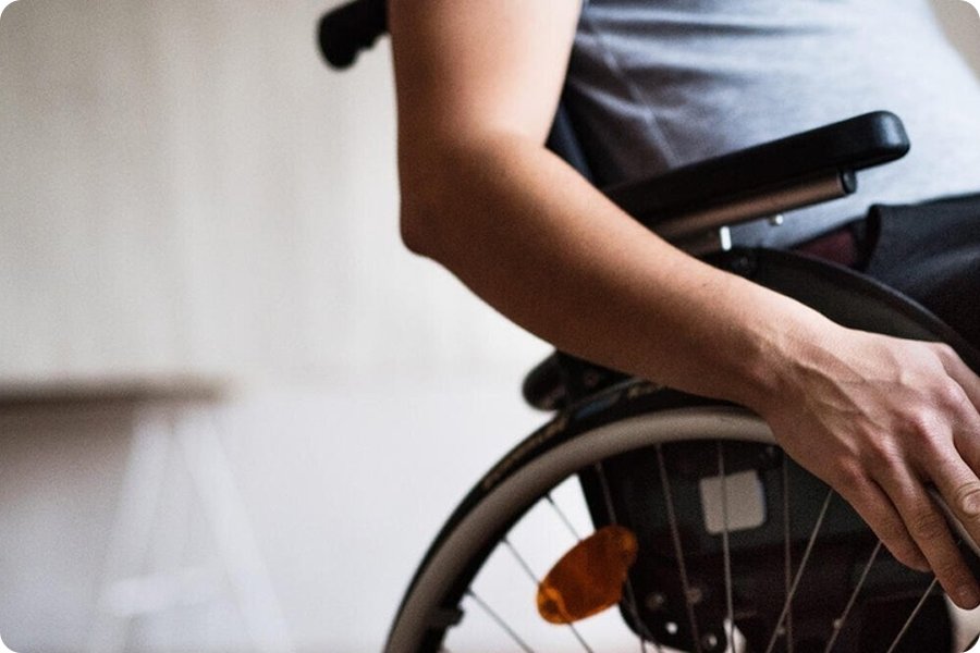 Za one s ograničenom pokretljivošću: Omogućuje samostalno kretanje i podržava putovanje za svakodnevne zadatke i poslove.